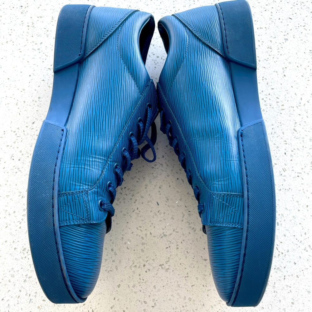 Stunning Luis Vuitton blue sneakers